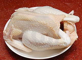 Με τη ζωγραφική πρόσφεραν 120 κοτόπουλα σε πεινασμένους