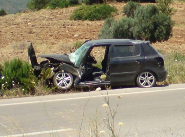 Αυτοκίνητο ξερίζωσε κολόνα της ΔΕΗ στους Ζάρακες!