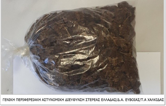 ΑΡΤΑΚΗ: Έπιασαν έναν Έλληνα με μία σακούλα χασίς (φωτό) – Την πέταξε σε χωράφι μόλις είδε τους αστυνομικούς