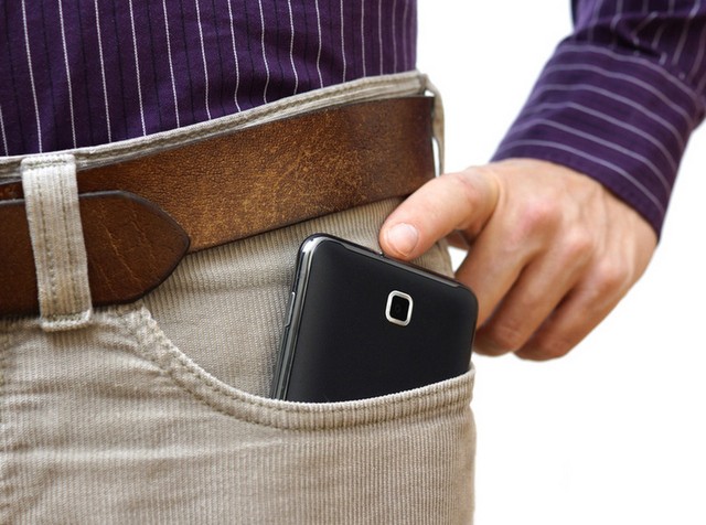 Γιατί δεν πρέπει να βάζετε ποτέ το κινητό στην τσέπη του παντελονιού