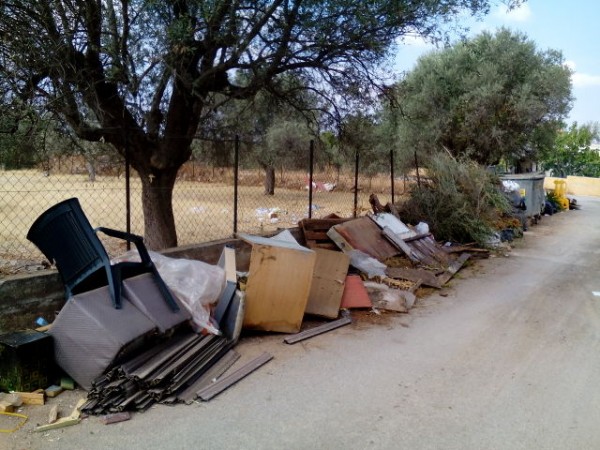 ΜΑΛΑΚΩΝΤΑΣ: Ένα ...χιλιόμετρο σκουπίδια