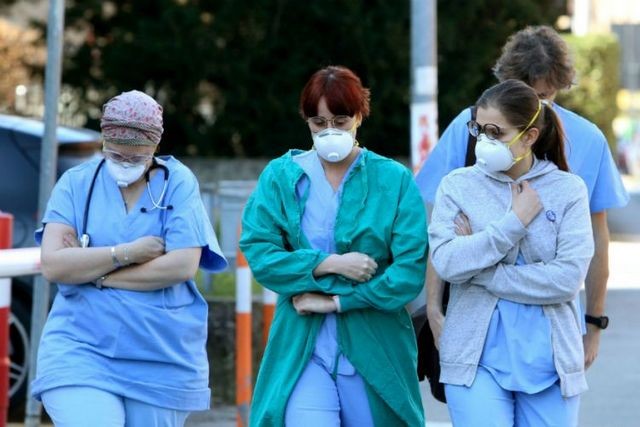 Προσφέρουν φαγητό κάθε βράδυ σε γιατρούς και νοσηλευτές
