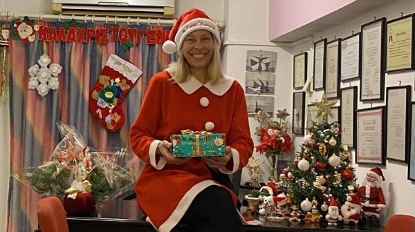 ΧΑΛΚΙΔΑ: Ντύθηκε Αγιοβασιλίτσα και μοίρασε ευχές