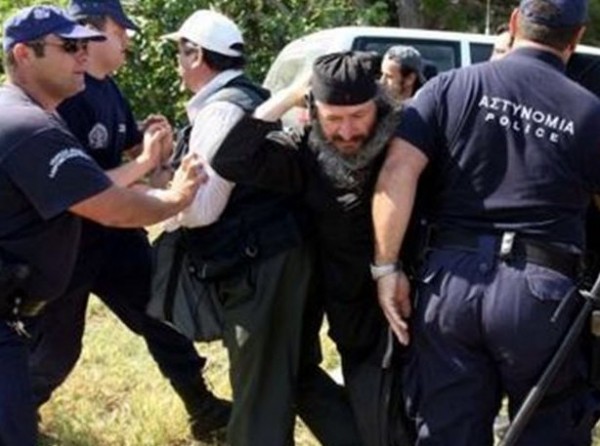 Τα ΜΑΤ ξεταμπούρωσαν τους μοναχούς από την Μονή Εσφιγμένου στο Αγιο Όρος