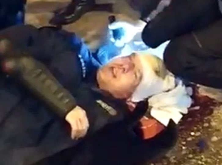 Άγρια επεισόδια στη Νέα Σμύρνη - Διαδηλωτές ξυλοκόπησαν αστυνομικό (VIDEO)