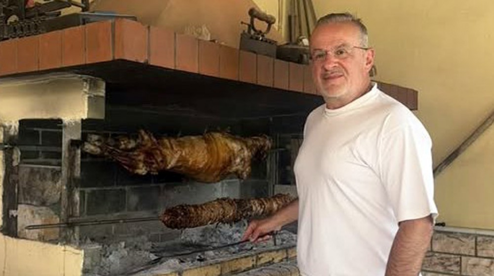 Έψησε κατσίκι Καρύστου και δήλωσε ...μάστορας ο Θανάσης Ζεμπίλης