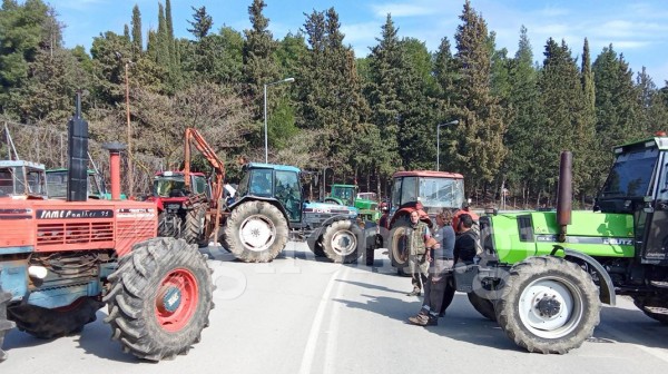 ΚΗΡΙΝΘΟΣ: Έστησαν νέο μπλόκο με τρακτέρ
