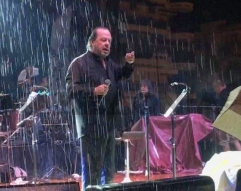 Τσακώθηκε με δήμαρχο ο Πάριος μπροστά σε κόσμο (VIDEO)