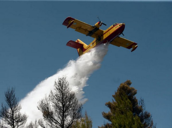 Τέσσερα αεροπλάνα στη μάχη με την φωτιά σε δασική περιοχή της Στερεάς Ελλάδας