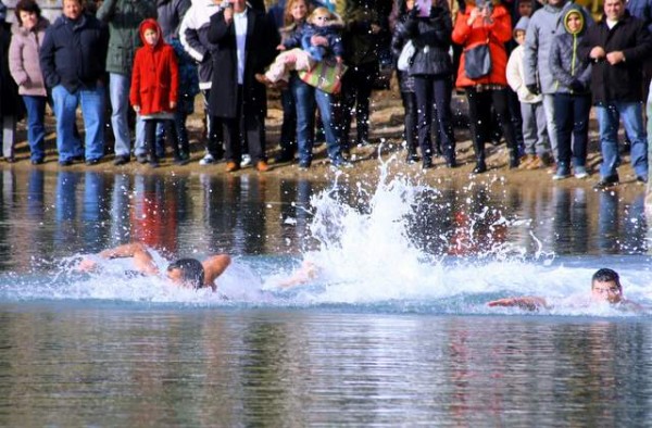 Ιερή μάχη με τα κρύα νερά στο Λευκαντί