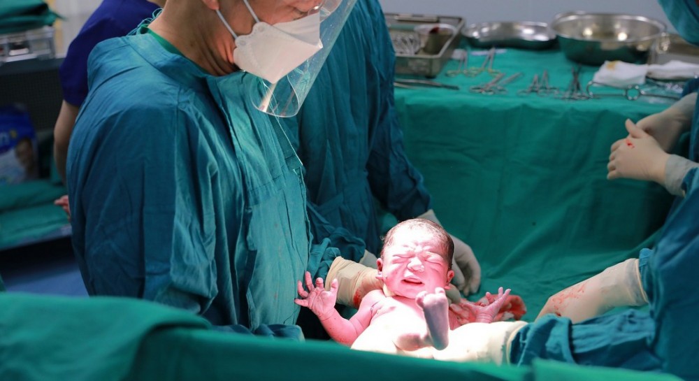 ΤΡΑΓΩΔΙΑ: Γέννησε το μωρό της και πέθανε μία 35χρονη γυναίκα στα Χανιά