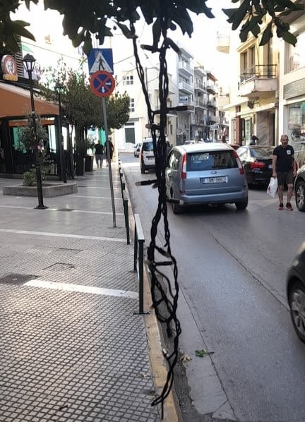 ΟΔΟΣ ΦΑΡΜΑΚΙΔΟΥ ΧΑΛΚΙΔΑ: Χριστουγεννιάτικα λαμπάκια κρέμονται καλοκαιριάτικα από δένδρο