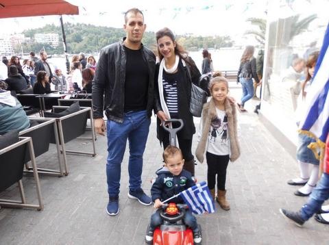 Ωραία οικογένεια έκανε βόλτα στην παραλία