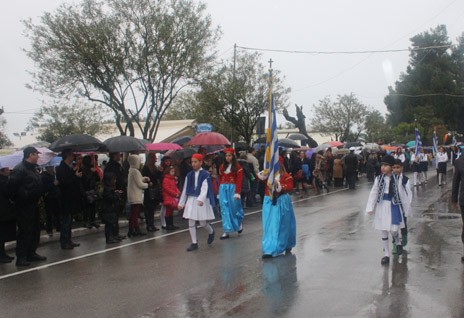 ΠΑΡΕΛΑΣΗ 25ης ΜΑΡΤΙΟΥ ΧΑΛΚΙΔΑ: Στιγματίστηκε από τη βροχή