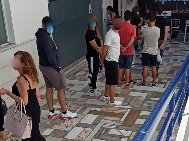 ΚΟΡΩΝΟΪΟΣ: Ουρές το πρωί του Σαββάτου στα μικροβιολογικά εργαστήρια της Χαλκίδας