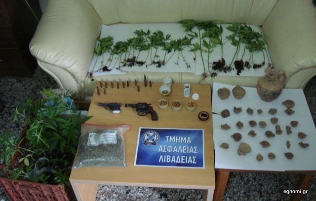 Συνελήφθη 47χρονος με ναρκωτικά, αρχαία και όπλα