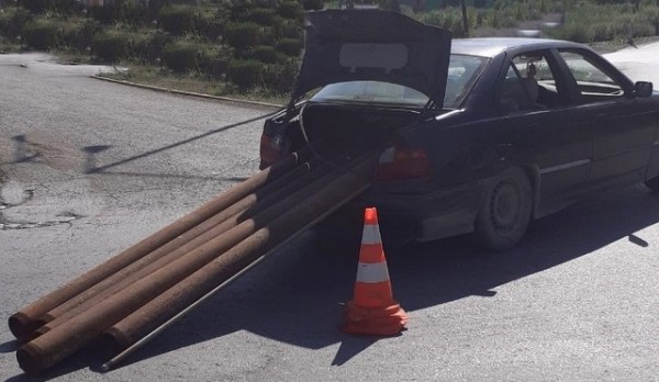 Φόρτωσαν το αμάξι κλεμμένα σίδερα τρεις νεαροί