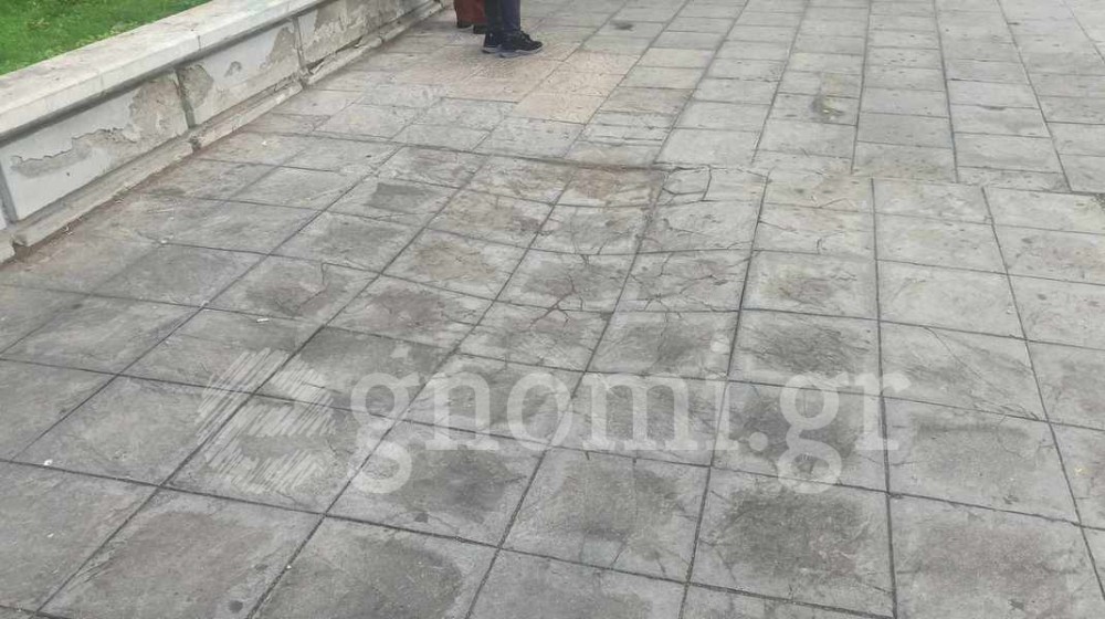 ΧΑΛΚΙΔΑ: Το πεζοδρόμιο υποχώρησε και έγινε παγίδα για τους περαστικούς