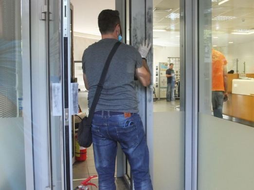 ΕΡΥΘΡΕΣ: Ο ληστής έφαγε πόρτα στην τράπεζα