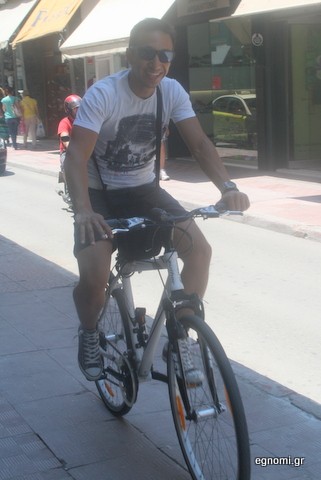 Κάνει ποδήλατο και διώχνει το στρες