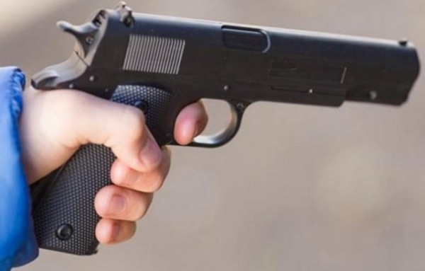 ΔΟΜΟΚΟΣ: Έβγαλε πιστόλι 26χρονος σε μπαρ για τα μάτια μίας κοπέλας