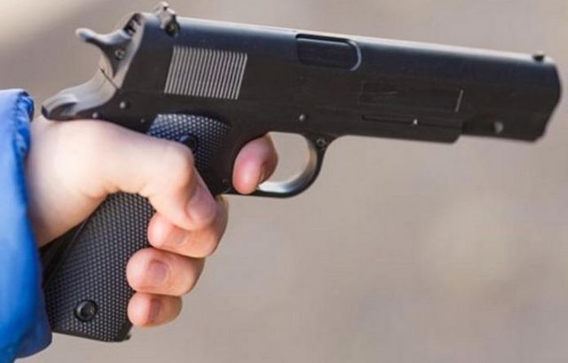 ΔΟΜΟΚΟΣ: Έβγαλε πιστόλι 26χρονος σε μπαρ για τα μάτια μίας κοπέλας