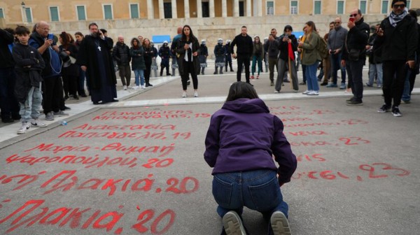Τέμπη: Σβήστηκαν τα 57 ονόματα από την πλατεία Συντάγματος – Τι απαντά ο Δήμος Αθηναίων