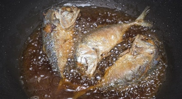 Κάρπαθος: Σάλος με καταγγελία πως τηγάνιζαν ζωντανά ψάρια σε ταβέρνα!