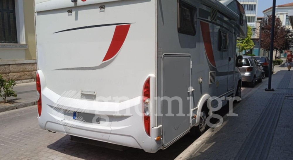 ΧΑΛΚΙΔΑ: Αντιδράσεις για τροχόσπιτο που έχει παρκάρει στο κέντρο