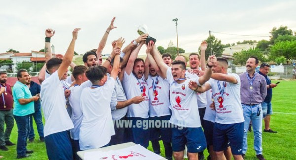 ΠΙΣΣΩΝΑΣ-ΦΙΕΣΤΑ: Σήκωσε την κούπα του πρωταθλητή με ...πασίγιο, χορό και τραγούδι (pics)