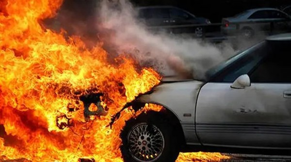 ΟΙΝΟΦΥΤΑ: Άρπαξε φωτιά ΙΧ αυτοκίνητο στην Εθνική Οδό Αθηνών - Λαμίας