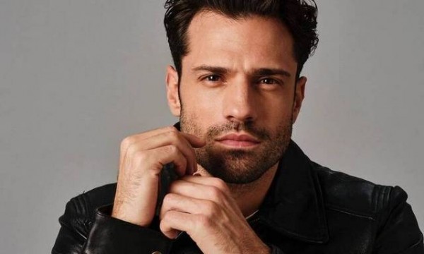 Κωνσταντίνος Αργυρός: Ηλιοθεραπεία στο Ντουμπάι με εκρηκτική ξανθιά παρουσία