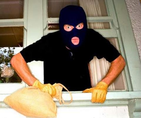 Γυναίκα βρήκε τρεις διαρρήκτες να κοιμούνται στο σπίτι της