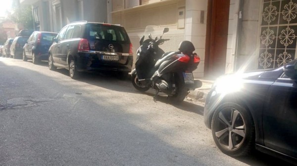 ΧΑΛΚΙΔΑ: Σύνηθες φαινόμενο να παρκάρουν έτσι οι μοτοσικλέτες και να πιάνουν θέση στάθμευσης αυτοκινήτου