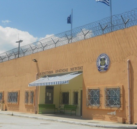 Κρατούμενος χρησιμοποίησε την ανήλικη κόρη του για να περάσει χάπια στις φυλακές