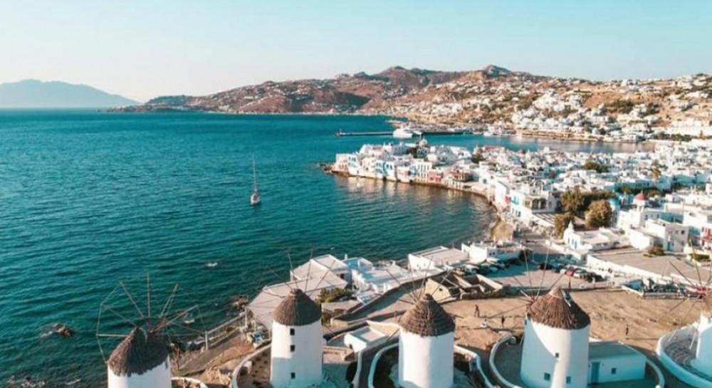 54χρονος θώπευσε 25χρονη και η σύντροφός του έδειρε τη νεαρή κοπέλα