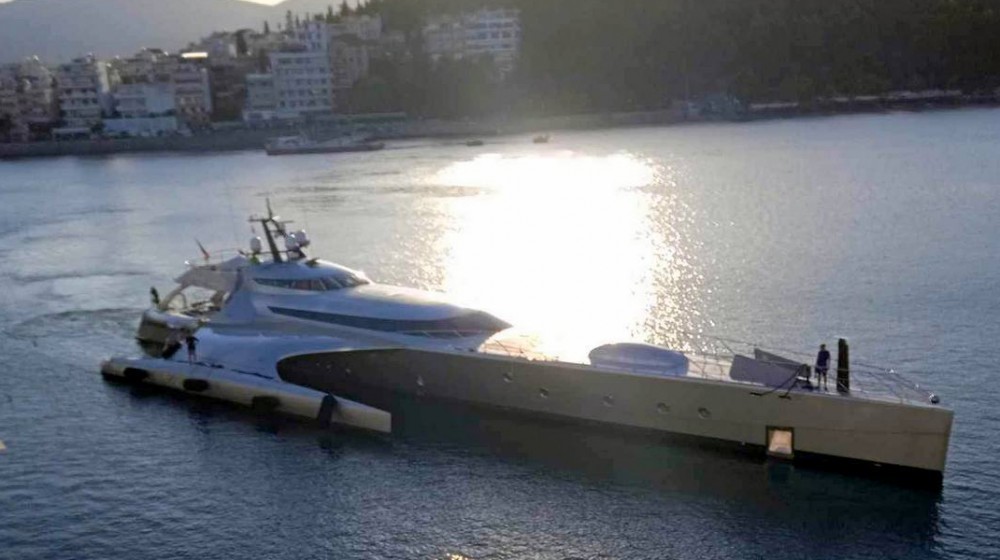 Διαστημικό γιωτ στην παραλία Χαλκίδας μπροστά στο Δημαρχείο