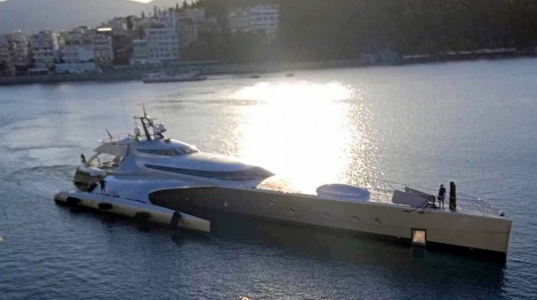 Διαστημικό γιωτ στην παραλία Χαλκίδας μπροστά στο Δημαρχείο