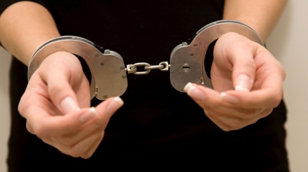 Στη φυλακή η 16χρονη για την επίθεση με μαχαίρι σε συμμαθήτριά της (VIDEO)