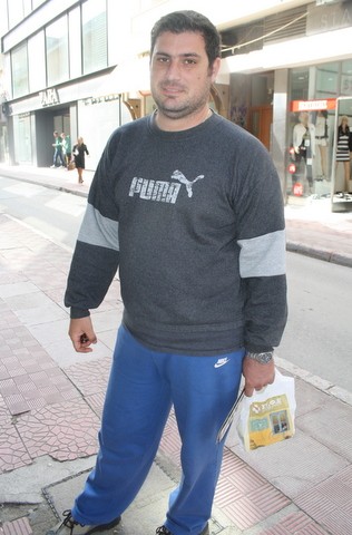 Ο κόσμος αγοράζει μεταχειρισμένα ρούχα