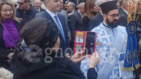 ΧΑΛΚΙΔΑ: Θεοσεβούμενη κυρία φωτογράφιζε με το κινητό της τον Μητροπολίτη και την πομπή των Θεοφανείων