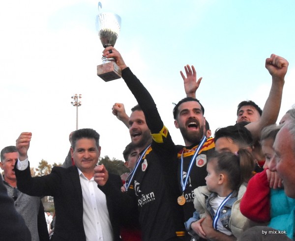 ΤΕΛΙΚΟΣ ΚΥΠΕΛΛΟΥ ΕΥΒΟΙΑΣ: Η κούπα ψηλά από τον αρχηγό του ΑΟΝΑ Κώστα Καραμπά (ΦΩΤΟΡΕΠΟΡΤΑΖ)
