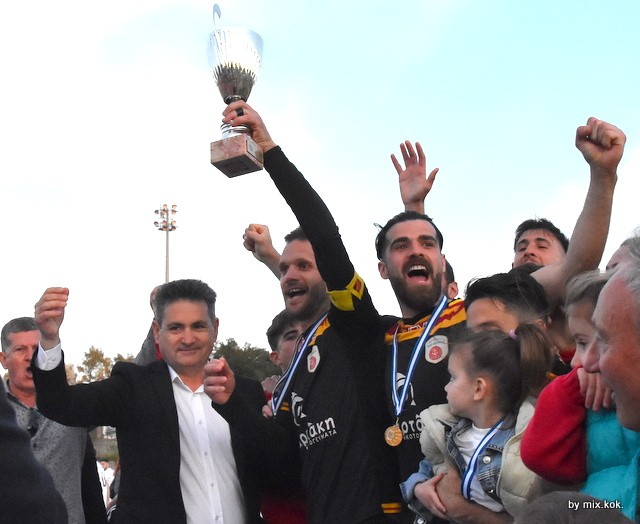 ΤΕΛΙΚΟΣ ΚΥΠΕΛΛΟΥ ΕΥΒΟΙΑΣ: Η κούπα ψηλά από τον αρχηγό του ΑΟΝΑ Κώστα Καραμπά (ΦΩΤΟΡΕΠΟΡΤΑΖ)