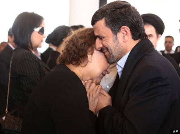 Η αγκαλιά του Αχμαντινετζάντ που προσβάλλει το Κοράνι!