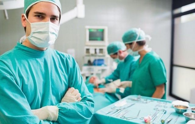 Έχετε σκεφτεί γιατί οι χειρουργοί φοράνε πάντα πράσινα ρούχα;