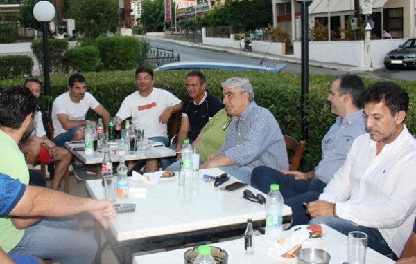 Ήπιε καφεδάκι με πολίτες στο Βατώντα ο Κεδίκογλου