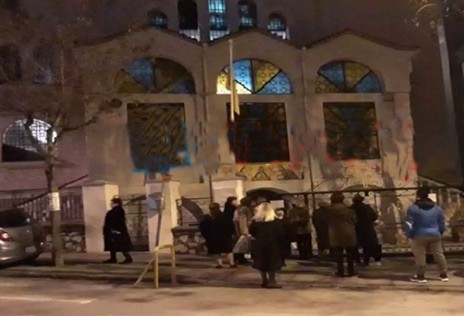 ΘΕΟΦΑΝΕΙΑ-ΘΕΣΣΑΛΟΝΙΚΗ: Ουρές πιστών από τα χαράματα στις εκκλησίες