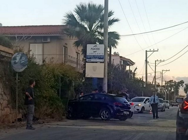 ΧΑΛΚΙΔΑ: Τροχαίο ατύχημα με εκτροπή και σφοδρή πρόσκρουση στα Δύο Δένδρα (φωτό)