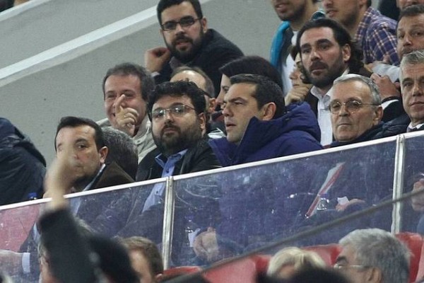 Επικό τρολάρισμα στον Τσίπρα που είδε το ματς Ελλάδα-Βοσνία