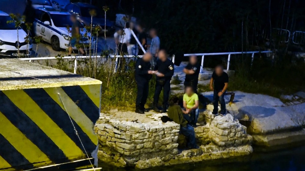 16χρονη βούτηξε στο κενό από τον Ισθμό και σώθηκε